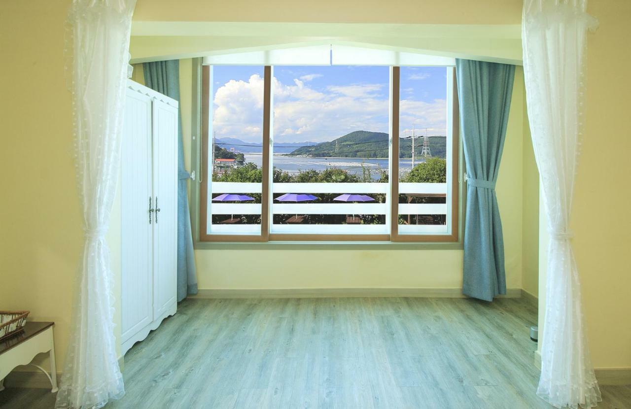 Tongyeong Paper Island Pension Exterior photo