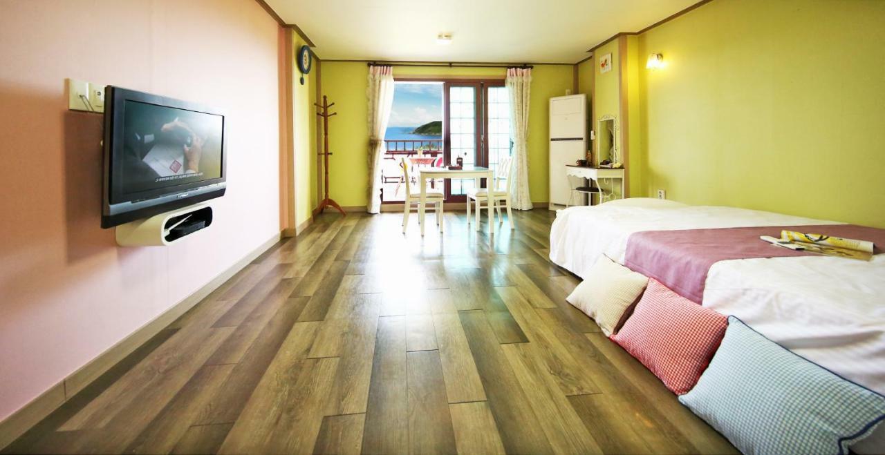 Tongyeong Paper Island Pension Exterior photo